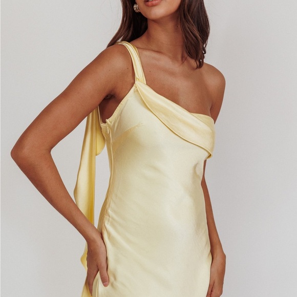Selfie Leslie Dresses & Skirts - Selfie Leslie- Carmel One-Shoulder Sash Maxi Dress Butter yellow
